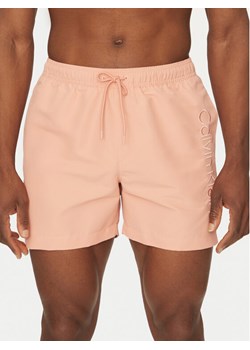 Calvin Klein Swimwear Szorty kąpielowe KM0KM01166 Koralowy Regular Fit ze sklepu MODIVO w kategorii Kąpielówki - zdjęcie 182613115