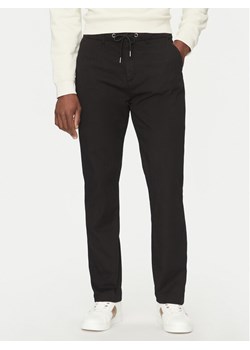 Guess Spodnie materiałowe M5RB51 WGXW1 Czarny Regular Fit ze sklepu MODIVO w kategorii Spodnie męskie - zdjęcie 182613217