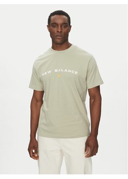 New Balance T-Shirt Reimagined Graphic MT51506 Zielony Relaxed Fit ze sklepu MODIVO w kategorii T-shirty męskie - zdjęcie 182613785