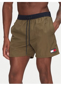 Tommy Hilfiger Szorty kąpielowe UM0UM03455 Khaki Regular Fit ze sklepu MODIVO w kategorii Kąpielówki - zdjęcie 182613988
