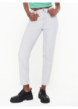 Calvin Klein Jeans Jeansy J20J220859 Biały Mom Fit ze sklepu MODIVO w kategorii Jeansy damskie - zdjęcie 182614267