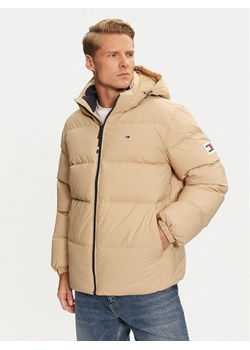 Tommy Jeans Kurtka puchowa Essential DM0DM19786 Beżowy Regular Fit ze sklepu MODIVO w kategorii Kurtki męskie - zdjęcie 182614305