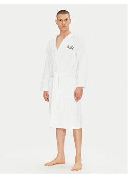 EA7 Emporio Armani Szlafrok 7M000441 AF14014 U0002 Biały - id: 0000304622106 - marki Emporio Armani - 182614427 EA7 Emporio Armani Szlafrok 7M000441 AF14014 U0002 Biały ze sklepu MODIVO w kategorii Szlafroki męskie - zdjęcie 182614427