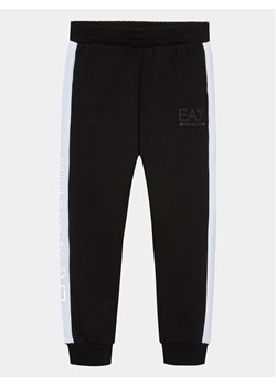 EA7 Emporio Armani Spodnie dresowe 6RBP61 BJEXZ 1200 Czarny Regular Fit ze sklepu MODIVO w kategorii Spodnie chłopięce - zdjęcie 182614556