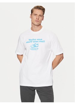adidas T-Shirt Graphic Tee JC8365 Biały Regular Fit ze sklepu MODIVO w kategorii T-shirty męskie - zdjęcie 182614576