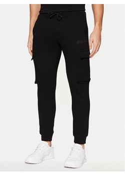 Guess Spodnie dresowe Z4YB08 K9V31 Czarny Regular Fit ze sklepu MODIVO w kategorii Spodnie męskie - zdjęcie 182614818