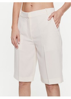 Calvin Klein Bermudy K20K205242 Écru Regular Fit ze sklepu MODIVO w kategorii Szorty - zdjęcie 182614889