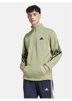 adidas Bluza Future Icons 3-Stripes IW8544 Zielony Regular Fit ze sklepu MODIVO w kategorii Bluzy męskie - zdjęcie 182614989