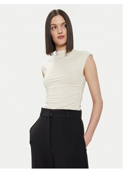 Gina Tricot Top 20883 Écru Slim Fit ze sklepu MODIVO w kategorii Bluzki damskie - zdjęcie 182615978