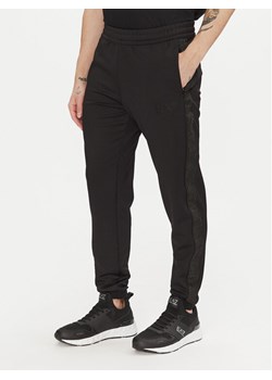 EA7 Emporio Armani Spodnie dresowe 7M000310 AF13526 UC001 Czarny Slim Fit ze sklepu MODIVO w kategorii Spodnie męskie - zdjęcie 182616425