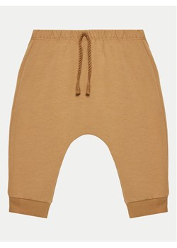 United Colors Of Benetton Spodnie dresowe 35Q2AF023 Brązowy Regular Fit ze sklepu MODIVO w kategorii Spodnie i półśpiochy - zdjęcie 182616449