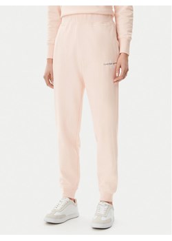 Calvin Klein Jeans Spodnie dresowe Monologo J20J225354 Różowy Slim Fit - id: 0000304657399 - marki Calvin Klein - 182616496 Calvin Klein Jeans Spodnie dresowe Monologo J20J225354 Różowy Slim Fit ze sklepu MODIVO w kategorii Spodnie damskie - zdjęcie 182616496