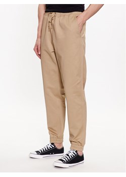 Converse Joggery Star Chevron 10024606-A02 Beżowy Regular Fit ze sklepu MODIVO w kategorii Spodnie męskie - zdjęcie 182616635