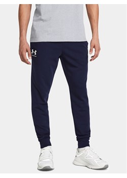 Under Armour Spodnie dresowe Ua Rival Terry Jogger 1380843-410 Granatowy Fitted Fit ze sklepu MODIVO w kategorii Spodnie męskie - zdjęcie 182617956