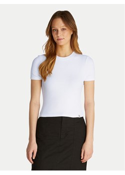 Calvin Klein Jeans T-Shirt J20J225239 Biały Slim Fit - id: 0000304722271 - marki Calvin Klein - 182618008 Calvin Klein Jeans T-Shirt J20J225239 Biały Slim Fit ze sklepu MODIVO w kategorii Bluzki damskie - zdjęcie 182618008