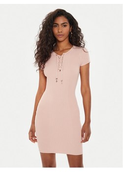Guess Sukienka dzianinowa W4YK06 Z2V62 Różowy Bodycon Fit ze sklepu MODIVO w kategorii Sukienki - zdjęcie 182618079