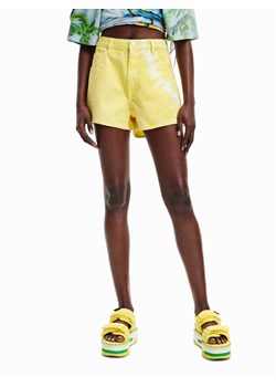 Desigual Szorty jeansowe 23SWDD10 Żółty Regular Fit ze sklepu MODIVO w kategorii Szorty - zdjęcie 182618267