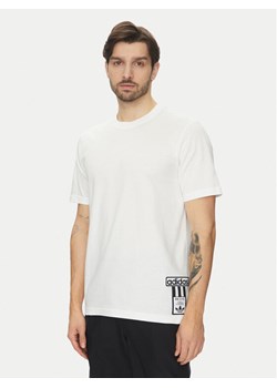 adidas T-Shirt Adibreak JD4195 Biały Regular Fit ze sklepu MODIVO w kategorii T-shirty męskie - zdjęcie 182618869
