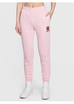 Tommy Hilfiger Spodnie dresowe Monogram Emb WW0WW37435 Różowy Regular Fit ze sklepu MODIVO w kategorii Spodnie damskie - zdjęcie 182619056
