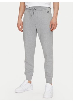 Timberland Spodnie dresowe TB0A5V5Q Szary Regular Fit ze sklepu MODIVO w kategorii Spodnie męskie - zdjęcie 182619087