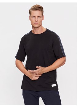 Tommy Hilfiger T-Shirt Logo UM0UM03005 Czarny Regular Fit ze sklepu MODIVO w kategorii T-shirty męskie - zdjęcie 182619316