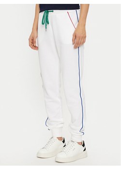 United Colors Of Benetton Spodnie dresowe 3J68DF010 Biały Regular Fit - id: 0000304302848 - marki United Colors Of Benetton - 182619476 United Colors Of Benetton Spodnie dresowe 3J68DF010 Biały Regular Fit ze sklepu MODIVO w kategorii Spodnie damskie - zdjęcie 182619476