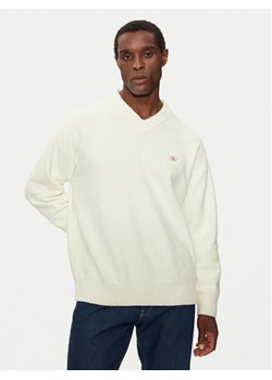 Calvin Klein Jeans Sweter J30J326452 Écru Regular Fit ze sklepu MODIVO w kategorii Swetry męskie - zdjęcie 182620508