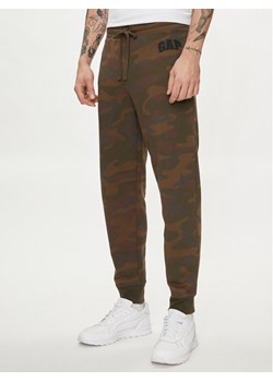 Gap Spodnie dresowe 804257-01 Brązowy Regular Fit ze sklepu MODIVO w kategorii Spodnie męskie - zdjęcie 182620586