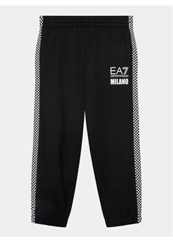 EA7 Emporio Armani Spodnie dresowe 6RBP60 BJ05Z 1200 Czarny Regular Fit ze sklepu MODIVO w kategorii Spodnie chłopięce - zdjęcie 182620658