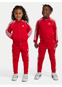 adidas Dres adicolor SST IX7625 Czerwony Regular Fit ze sklepu MODIVO w kategorii Komplety chłopięce - zdjęcie 182620699