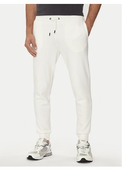 Guess Spodnie dresowe Aldwin Z2YB22 K9V31 Écru Regular Fit ze sklepu MODIVO w kategorii Spodnie męskie - zdjęcie 182621189