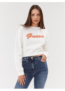 Guess Bluza Velvet Logo W3BQ13 KB681 Biały Regular Fit ze sklepu MODIVO w kategorii Bluzy damskie - zdjęcie 182621405