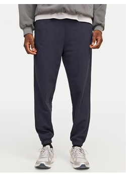 Jack&Jones Spodnie dresowe Morgan 12257964 Granatowy Regular Fit ze sklepu MODIVO w kategorii Spodnie męskie - zdjęcie 182621637