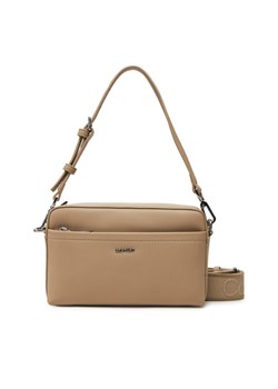 Calvin Klein Torebka Ck Must Convertible Camera Bag K60K612901 Beżowy ze sklepu MODIVO w kategorii Listonoszki - zdjęcie 182621676