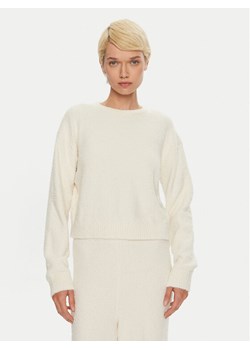 Calvin Klein Underwear Sweter 000QS7341E Écru Regular Fit ze sklepu MODIVO w kategorii Swetry damskie - zdjęcie 182622266