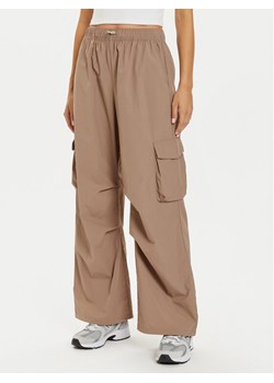 New Balance Spodnie dresowe WP43534 Beżowy Relaxed Fit ze sklepu MODIVO w kategorii Spodnie damskie - zdjęcie 182622319
