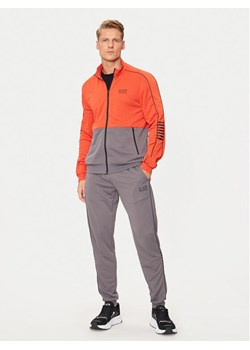 EA7 Emporio Armani Dres 6DPV53 PJ16Z 26BO Pomarańczowy Regular Fit ze sklepu MODIVO w kategorii Dresy męskie - zdjęcie 182622369