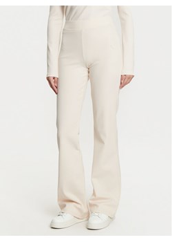 Guess Spodnie dzianinowe V5RB06 KCLH0 Écru Regular Fit ze sklepu MODIVO w kategorii Spodnie damskie - zdjęcie 182623538