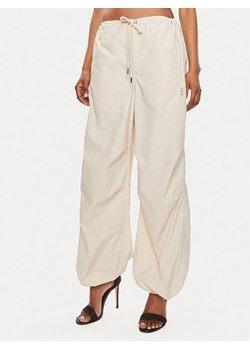 Juicy Couture Spodnie materiałowe Ayla JCWBJ24341 Beżowy Oversize ze sklepu MODIVO w kategorii Spodnie damskie - zdjęcie 182623707