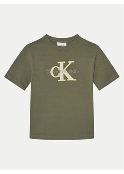 Calvin Klein Jeans T-Shirt IB0IB02361 Zielony Regular Fit - id: 0000304406553 - marki Calvin Klein - 182623767 Calvin Klein Jeans T-Shirt IB0IB02361 Zielony Regular Fit ze sklepu MODIVO w kategorii T-shirty chłopięce - zdjęcie 182623767