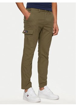 Tommy Jeans Spodnie materiałowe Austin DM0DM18940 Zielony Slim Fit ze sklepu MODIVO w kategorii Spodnie męskie - zdjęcie 182623827