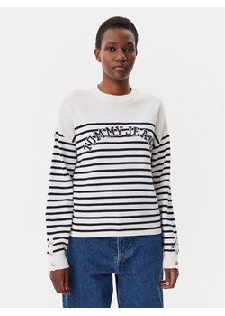 Tommy Jeans Sweter Varsity DW0DW20251 Écru Regular Fit ze sklepu MODIVO w kategorii Swetry damskie - zdjęcie 182623856