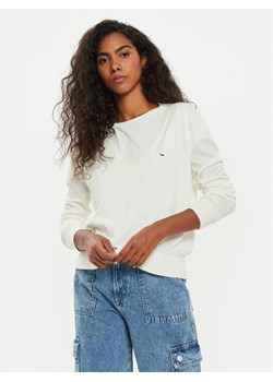 Tommy Jeans Sweter Tjw Essential DW0DW18670 Écru Regular Fit ze sklepu MODIVO w kategorii Swetry damskie - zdjęcie 182623897