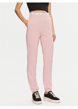 Guess Spodnie dresowe O5RB01 KCO31 Różowy Regular Fit ze sklepu MODIVO w kategorii Spodnie damskie - zdjęcie 182624355
