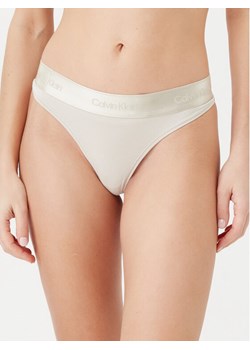 Calvin Klein Underwear Stringi 000QF7997E Beżowy ze sklepu MODIVO w kategorii Majtki damskie - zdjęcie 182624396