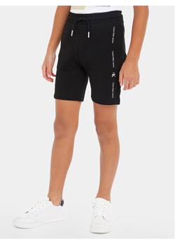 Calvin Klein Jeans Szorty sportowe Minimalistic IB0IB02061 Czarny Regular Fit ze sklepu MODIVO w kategorii Spodenki chłopięce - zdjęcie 182624657