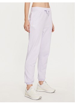 Under Armour Spodnie dresowe Ua Rival 1382735 Fioletowy Loose Fit ze sklepu MODIVO w kategorii Spodnie damskie - zdjęcie 182624659