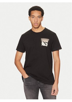 Calvin Klein Jeans T-Shirt Soft Box Monogram J30J327092 Czarny Regular Fit ze sklepu MODIVO w kategorii T-shirty męskie - zdjęcie 182624945