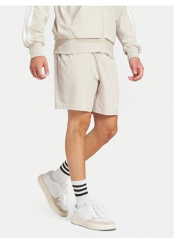 adidas Szorty sportowe Essentials Linear JC9346 Beżowy Regular Fit ze sklepu MODIVO w kategorii Spodenki męskie - zdjęcie 182625216