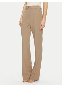 Guess Spodnie materiałowe W4YB30 WFWX2 Brązowy Regular Fit ze sklepu MODIVO w kategorii Spodnie damskie - zdjęcie 182626667